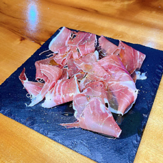 一杯目と一緒に！スペイン産ハモンセラーノ（生ハム）の写真