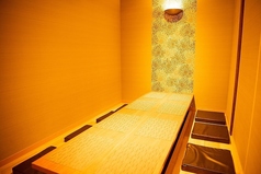 掘りごたつのお席もご用意しております。木を基調とした温かみのある空間で、ほっと落ち着ける雰囲気を演出しております。各種飲み会や接待、女子会などにおすすめですので、是非ご利用くださいませ。大切な方と一緒に、特別な時間をお過ごしいただけます。絶品の海鮮料理や地酒と共に、お食事をお楽しみくださいませ。