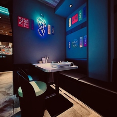 ネオン煌めくテーブル席♪2名様～4名様ご案内