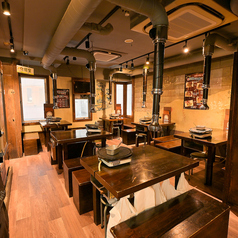木の温もりを感じるテーブル席。強力な排煙ダクト完備で、煙を気にせず本場韓国の焼肉を楽しめます。