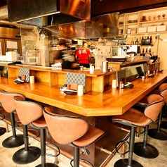 デートや普段飲みにピッタリ◎国際通りの裏路地のディープな雰囲気を感じながらリアルな沖縄を感じられる当店で、東京蒲田で長年愛されている美味しい串料理をお楽しみください♪目の前で焼き上がるライブ感を楽しみながら、スタッフとの会話も弾む特等席です。お一人様でも◎至福のひとときを心ゆくまでご堪能下さい。