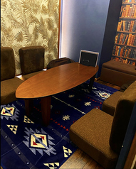 靴を脱いでいただく個室ソファー席!ゆったりくつろげる空間はお子様連れの方に人気です