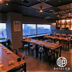 美しい景色を一望できるフロアを貸切でご利用可能。パーティーや結婚式の２次会のご利用に最適です。