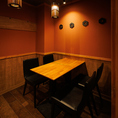 【個室席】2名様～4名様までご利用可能です！温かみのある個室の広めのお席。美味しいお料理と美味しいお酒を楽しみながら素敵なお時間をお過ごしください。