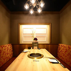 ◆1階◆【1丁目4番地】ソファー個室（4名様まで）大正浪漫感じるお部屋をご希望の方は、こちらをおすすめ。シャンデリアの柔らかな光が室内を優しく照らし出すお洒落空間。シックな室内に赤いソファーが映える、和の中にもオリエンタルな雰囲気の4名様の個室です。女子会や歓送迎会など各種ご宴会に是非ご利用ください。