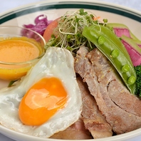 メインとライスやパン、デリやスープも選べるビュッフェ