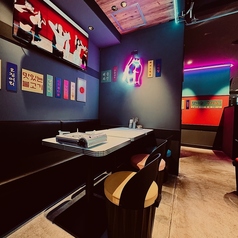 ネオン煌めくテーブル席♪4名様～6名様ご案内