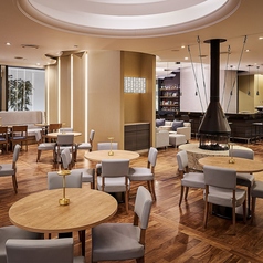 広々店内は4名用のテーブルや6名用の丸テーブルもございます。