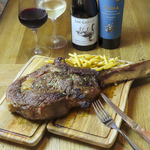 【要予約】キングアイランドビーフ骨付きトマホークの炭火焼き。専用コースまたは単品でも注文可能◎