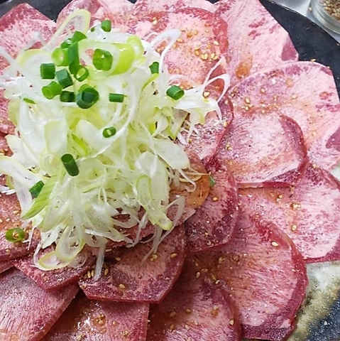 黒毛和牛やこだわりのお肉が目白押し。落ち着いた個室風の店内で食べられる。