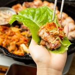 旨みたっぷりの「サムギョプサル」！お好みの具材と一緒に包んで召し上がれ♪