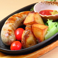 料理メニュー写真&nbsp;ソーセージとポテトの鉄板焼き