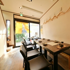 大きな窓から自然光が差し込む明るいテーブル席は、ゆったりとした空間で心地よく過ごせる雰囲気。ご友人やご家族との食事はもちろん、少人数の集まりにもぴったり。落ち着いた内装で会話も弾みます。