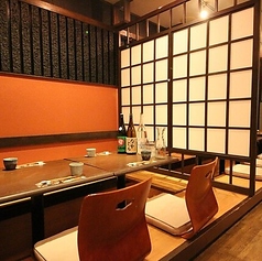 障子で仕切られた、落ち着きのある和の個室空間。温かみのある照明と木のぬくもりに包まれ、周りを気にせずゆったりとお過ごしいただけます。少人数でのご利用はもちろん、デートや接待、記念日など大切なひとときにもおすすめ。会話とお料理をじっくり楽しめる、居心地の良い個室席です。