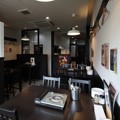 ご友人とのお食事や、少人数のグループでのご利用にぴったりの1階テーブル席です。アットホームな雰囲気の中で、周りを気にせず会話を楽しみながら、当店自慢のお料理を心ゆくまでご堪能いただけます。カジュアルな会食にも最適です。