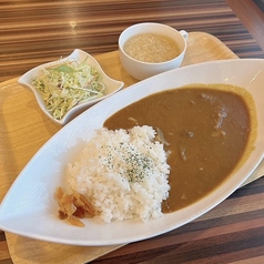 王様の牛すじカレー(サラダ付)