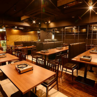 落ち着いた木の温もり感じる★モダンな雰囲気の店内です