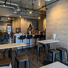 20名様から最大50名様までの貸切に対応可能な広々とした店内です。モダンでスタイリッシュな空間を丸ごと独占して、歓送迎会や会社宴会、パーティーなど大規模なイベントを開催していただけます。レイアウトのご相談や人数の調整など、お客様のご要望に合わせて気軽に対応させていただきます。