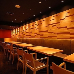 木と照明の絶妙な調和により店内はリラックスできる落ち着いた空間。お昼から営業しておりますので、昼飲み・昼宴会も承っております。早いお時間からの同窓会やお集りでもＯＫ！一次会はもちろんゼロ次会や二次会にも人気です。東通りにも近いので二件目にもおすすめ♪