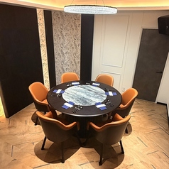 【4~6名名様向けの完全個室】大切な方をお招きするシーンに最適な、完全プライベート個室を完備しております。周囲の喧騒を感じさせない静謐な空間は、重要なお話やご会食に最適です。細部まで行き届いたおもてなしと、厳選された旬の料理をゆったりとご堪能ください。特等席で贅沢なひとときを。