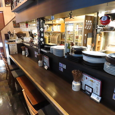 木を基調としたカウンターでゆったりとした時間をお過ごしください。