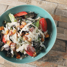 しっとりチキンとガーリックトーストのシーザーサラダ