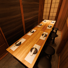 ゆったり座れる扉付き個室は宴会にもピッタリ！会社の宴会や友人との飲み会など、落ち着いた照明と和の雰囲気に包まれて、会話も盛り上がること間違いなし！宴会コースは飲み放題付4000円～！
