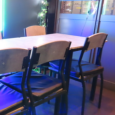 【テーブル席　2×1】2人掛け席が1つあり、恋人との特別な時間を過ごすのに最適です。落ち着いた雰囲気の中で、心地よくお食事やお酒を楽しむことができます。大切な人との会話を楽しみながら、素敵なひとときをお過ごしください。思い出に残るひとときをお届けします。