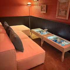 【2~4名様向けの半個室】お誕生日や女子会など、特別な日の集まりを彩る華やかなお席をご用意しました。周りのお客様を気にすることなく、心ゆくまで会話とお食事をお楽しみいただけます。プライベート感溢れる広々としたお席で、思い出に残る素敵な時間を。人気のお部屋につき予約はお早めに。