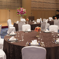 格式ある洋正餐スタイルをはじめ、和食コースや和洋折衷料理、ビュッフェ、立食パーティーなど多彩な宴会スタイルに対応。ご利用の目的や人数に合わせて最適なお料理とセッティングをご提案いたします。ホテルの厨房でシェフが丁寧に仕上げた料理で、大切なご宴席を華やかに演出します。