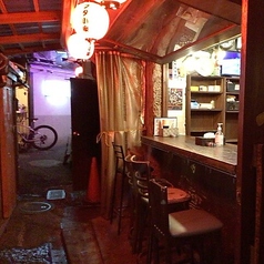 道路側に面したカウンター席は、8席をご用意しております。開放感がありながらも、路地裏ならではの静けさと落ち着きを感じられる特別な特等席です。友人との語らいやデートなど、カジュアルに楽しみたい夜にぴったり。賑やかな歌舞伎町の喧騒を少し離れて、リラックスした心地よいひとときを提供いたします。