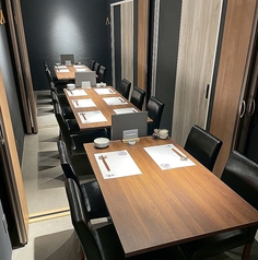 【全席完全個室】2名様から最大30名様迄、人数に合わてご利用可能な個室をご用意◎ゆったりとした席の作りはまさに贅沢、圧巻！各種宴会にも最適。