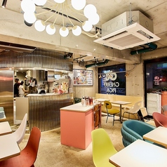 ディナータイムはシックなトラットリアの雰囲気に。