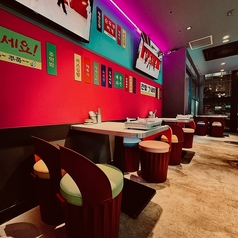 女子に人気のカラフルなBOXテーブル♪2名様～4名様ご案内