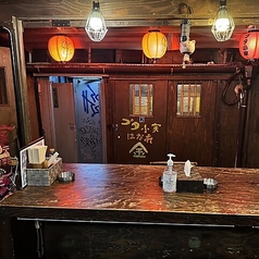 店内側に位置するカウンター席は、お一人様や少人数でのご利用に最適です。8席のスペースは、スタッフとの距離も近く、アットホームな会話を楽しみながらお食事いただけます。昭和レトロな雰囲気が漂う空間で、こだわりの豚肉料理と豊富なお酒を片手に、自分だけの穏やかな時間を心ゆくまでお過ごしください。