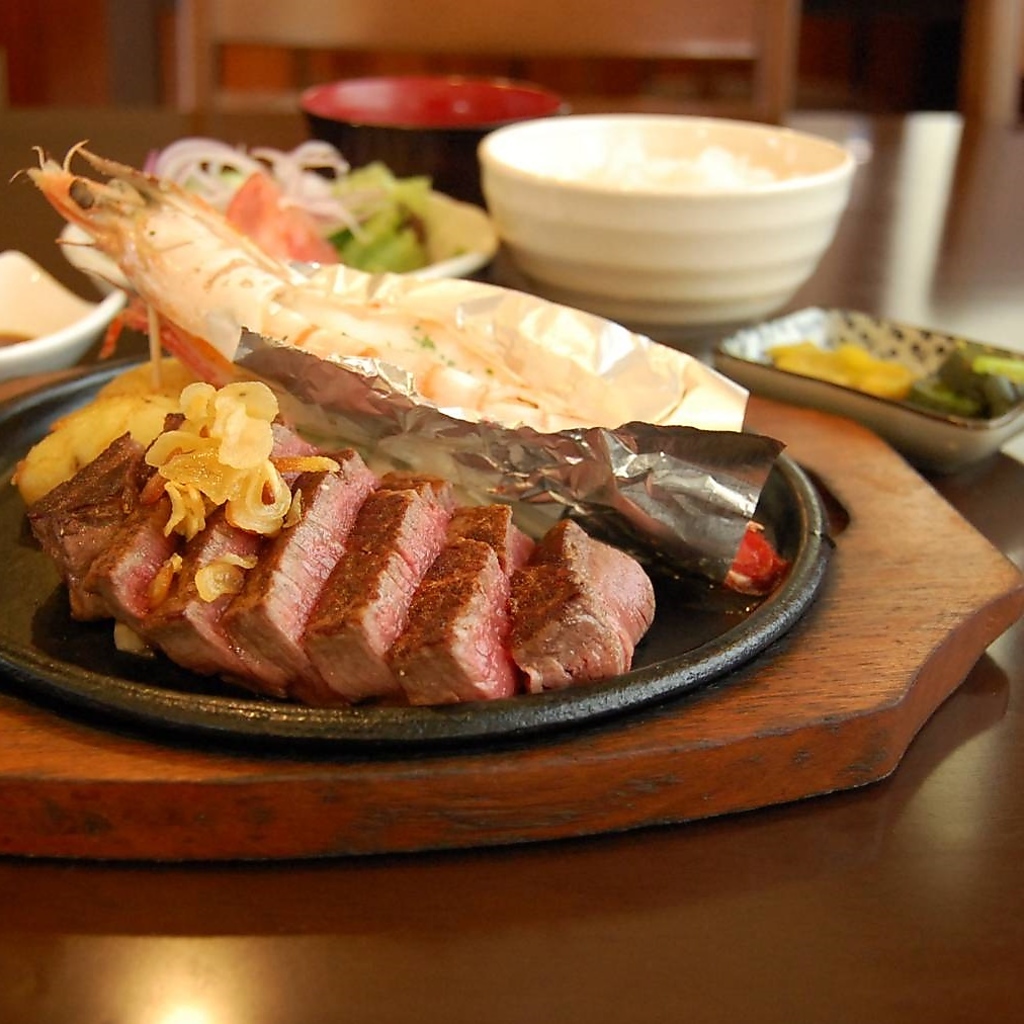 【エビヘレ】海老バター焼きとヘレステーキ、サラダなどがセットになった当店定番人気メニューです！