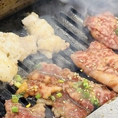 焼肉・金シャリを美味しく食べてもらいたいから当店は全席禁煙です。喫煙されるお客様のために、店舗入り口横に専用の喫煙所をご用意しています。皆様にとって心地よい空間を整えてお待ちしております。