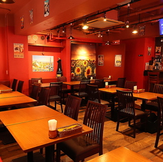 情熱的な赤を基調にした店内は、まるでスペインのバルに訪れたかのような明るく陽気な雰囲気。広々としたテーブル席は、グループ利用にもぴったりで、女子会やご家族でのお食事にもおすすめです。