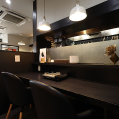 お一人様でのサク飲みはもちろん、デートでのご利用にも最適なカウンター席です。目の前で調理風景を眺めながら、当店の活気を感じつつ、ゆっくりとこだわりのお料理とお酒をお楽しみいただけます。スタッフとの会話も弾む、居心地の良い空間です。