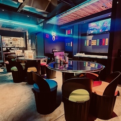 韓国屋台で見かけるドラム缶テーブルの円卓もご用意♪3名様～5名様までご案内