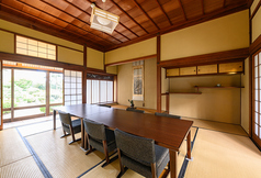 『簡堂の間』　大正期築、十畳のお部屋です。テーブルと椅子をご用意しています。和の風情を味わいつつ足下も快適にお過ごしください。