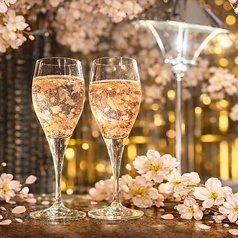 桜の花びら舞う樽生スパークリングワインの写真