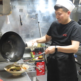 【本場の腕前が光る】シェフが、具材をさっと炒め上げる姿は迫力満点です。大きな中華鍋から立ち上る湯気と香ばしい香りが食欲をそそり、期待が高まります☆新鮮な食材が次々と調理され、出来上がった料理はまさに絶品です！この活気あふれる空間を感じながら、特別な料理を楽しむことができるのが一番の魅力です◎