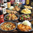 色とりどりの料理が並ぶテーブルは、まるで美味しさの宝箱です！【多彩なメニュー】がそろい、どれを選ぶか迷ってしまうほど。エビチリ、麻婆豆腐、揚げ物など、目を引く料理が勢揃いし、食欲をそそります★また、飲み物も豊富に取り揃えており、料理との相性を楽しむことができます。