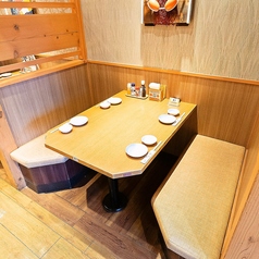 【2名様からご利用可能な個室席】浜田駅から徒歩1分の海鮮居酒屋！デートや仕事帰りのカジュアルな飲み会などにおすすめ。落ち着いた和風のプライベート空間はお誕生日や記念日のお祝いにもおすすめです。はなの舞こだわりの料理と厳選したお酒をゆっくりお楽しみいただける寛ぎ空間となっております。※画像は系列店です