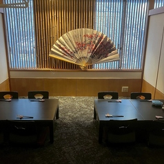 大切な方との語らいや接待、会食に最適な個室をご用意しております。2名様～6名様まで、人数に合わせてご利用いただけます。落ち着いた照明と和の設えが心地よいプライベート空間で、周りを気にせずゆったりとお食事をお楽しみください♪ご要望に応じて、内装や席の配置も調整可能です。