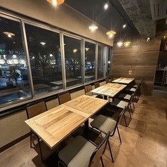 女子会・同僚との飲み会にもピッタリなテーブルを多数ご用意。コース料理やお酒が並んでも慌てる心配不要な広さでお食事できます。