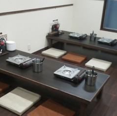 2階のお座敷席です。ゆったりとした空間で、ご家族や親しいご友人との食事、中規模のグループでのご利用に最適な座敷席です。足を伸ばしてくつろぎながら、美味しい料理とお酒を心ゆくまでお楽しみいただけます。お子様連れのお客様にもおすすめです。