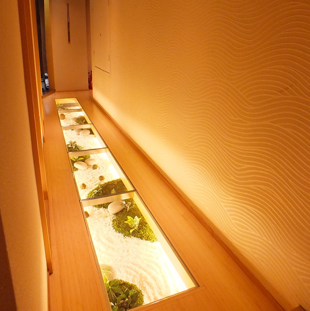 廊下の美しい庭の造形など、店内の一つ一つのこだわりにおもてなしの心を感じる…。