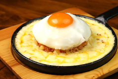 本場韓国の人気ランチメニューが日本上陸！鉄板チーズキムチチャーハン！とろーり卵とチーズと炒飯が絶妙◎